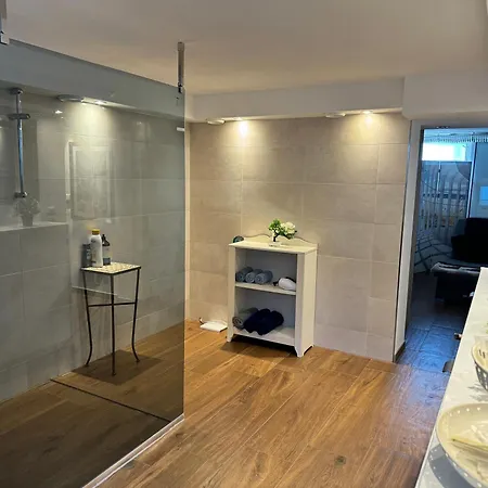 Schoene Souterrain In Apartment *